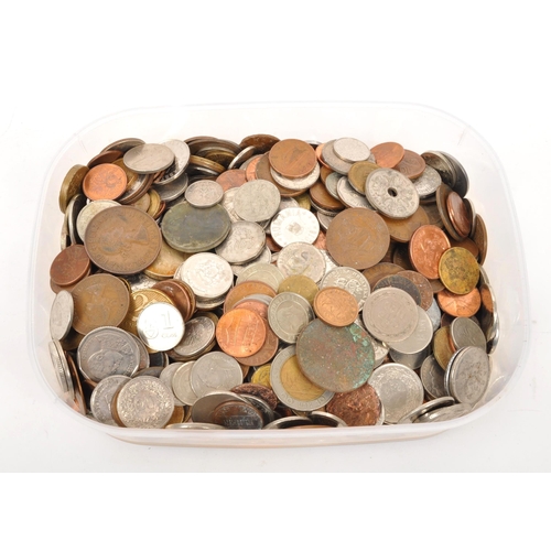 546 - A large collection of late 20th and 21st century currency coins. The collection including examples o... 