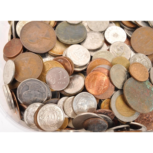 546 - A large collection of late 20th and 21st century currency coins. The collection including examples o... 