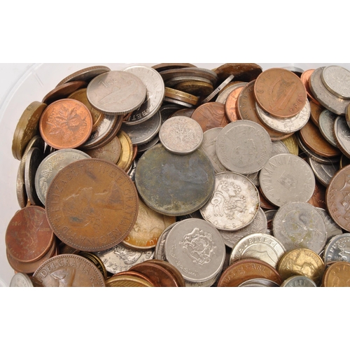 546 - A large collection of late 20th and 21st century currency coins. The collection including examples o... 