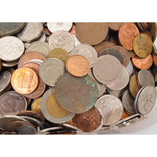 546 - A large collection of late 20th and 21st century currency coins. The collection including examples o... 