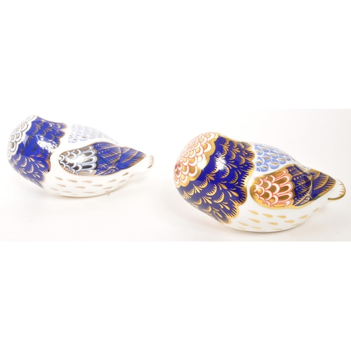 89 - Royal Crown Derby - Two porcelain china Royal Crown Derby paperweight figures in the form of owls. C... 