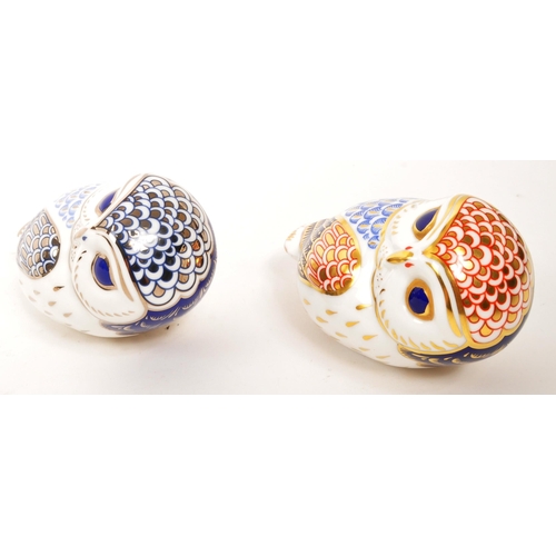 89 - Royal Crown Derby - Two porcelain china Royal Crown Derby paperweight figures in the form of owls. C... 