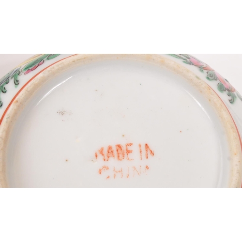 106 - A 20th Century famille rose Chinese porcelain dinner and tea service. Comprising of dinner plates, l... 