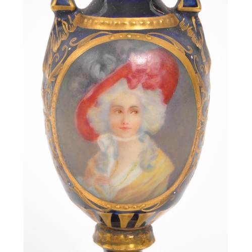 123 - Believed to be Royal Vienna - A small 19th Century porcelain believed to be Royal Vienna vase of tro... 