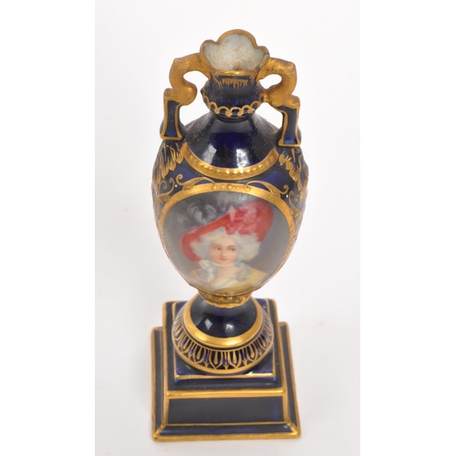 123 - Believed to be Royal Vienna - A small 19th Century porcelain believed to be Royal Vienna vase of tro... 