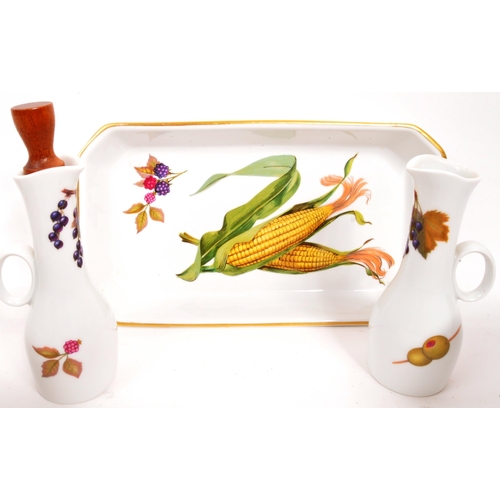 147 - Royal Worcester - A collection of porcelain china Royal Worcester items in the Evesham pattern. Comp... 