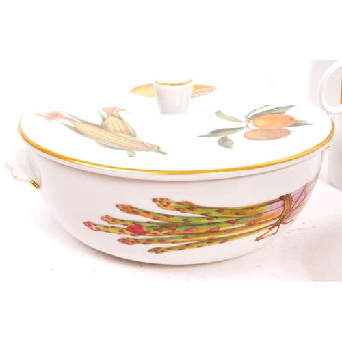 147 - Royal Worcester - A collection of porcelain china Royal Worcester items in the Evesham pattern. Comp... 