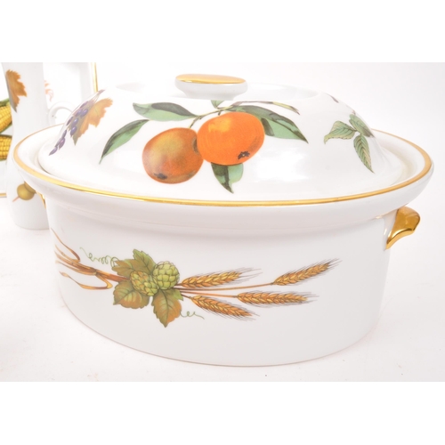 147 - Royal Worcester - A collection of porcelain china Royal Worcester items in the Evesham pattern. Comp... 