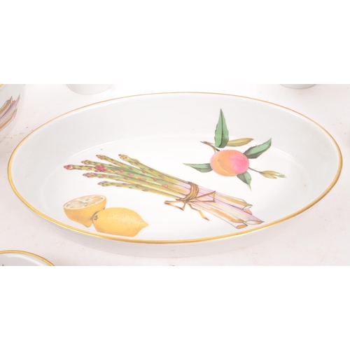 147 - Royal Worcester - A collection of porcelain china Royal Worcester items in the Evesham pattern. Comp... 