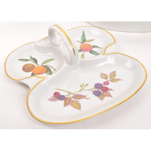 147 - Royal Worcester - A collection of porcelain china Royal Worcester items in the Evesham pattern. Comp... 