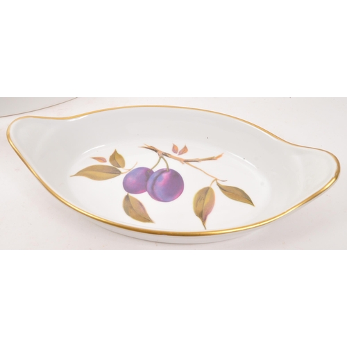 147 - Royal Worcester - A collection of porcelain china Royal Worcester items in the Evesham pattern. Comp... 