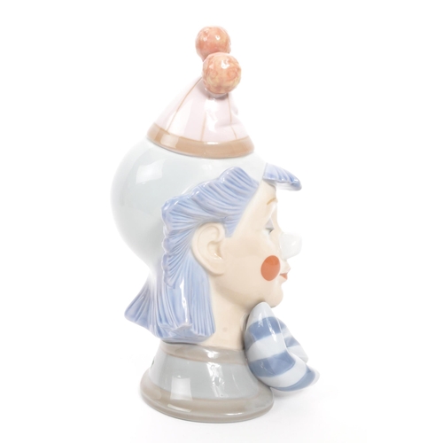 186 - Lladro - Reflections - A 20th century Spanish porcelain Lladro pierrot bust. Serial 5612. Measures 2... 