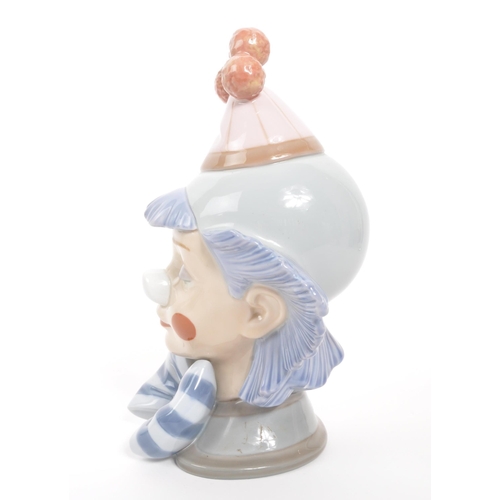 186 - Lladro - Reflections - A 20th century Spanish porcelain Lladro pierrot bust. Serial 5612. Measures 2... 