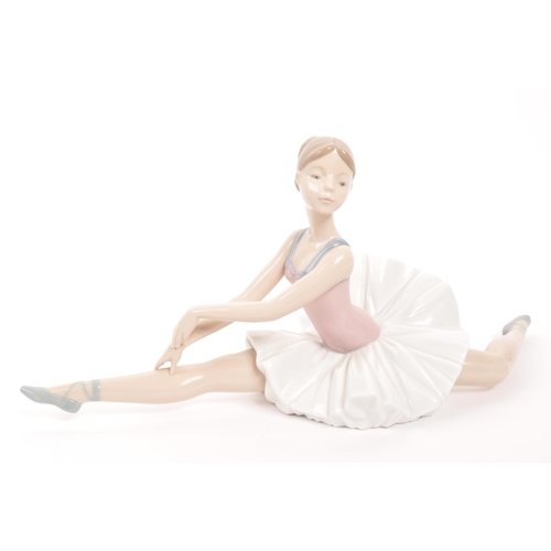 189 - Lladro & Nao - Two 20th century Spanish porcelain Lladro and Nao figurines to include Lladro 629... 