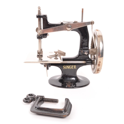 213 - Singer - An early 20th Century miniature Singer sewing machine ' A Singer for the Girls ' in origina... 