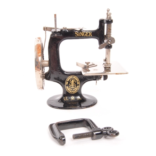 213 - Singer - An early 20th Century miniature Singer sewing machine ' A Singer for the Girls ' in origina... 