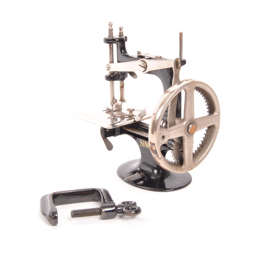 213 - Singer - An early 20th Century miniature Singer sewing machine ' A Singer for the Girls ' in origina... 