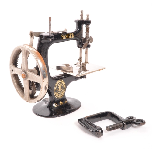 213 - Singer - An early 20th Century miniature Singer sewing machine ' A Singer for the Girls ' in origina... 