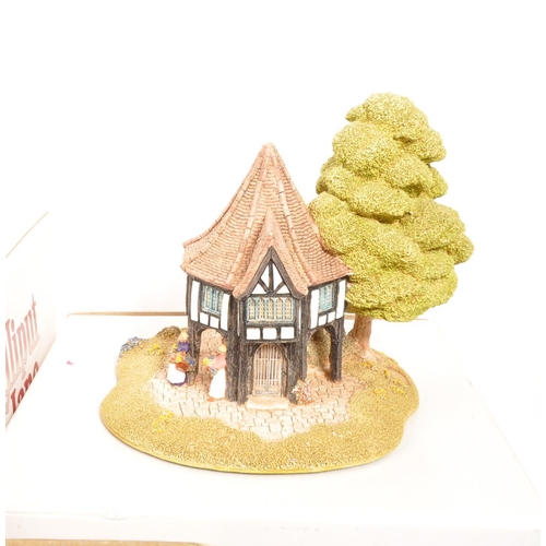 252 - Lilliput Lane - A collection of 20th Century Lilliput Lane cottage model figures all in original box... 