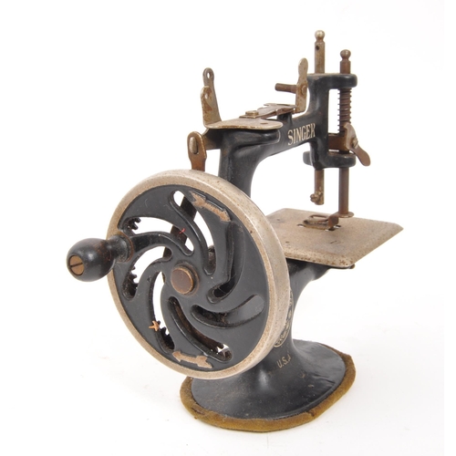 266 - Singer - An early 20th century Singer model 20 miniature sewing machine. The machine having a black ... 