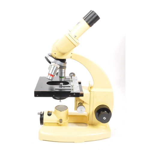 268 - Cooke Troughton and Simms - A vintage mid 20th century Cooke Troughton and Simms microscope. The mic... 