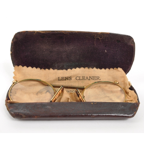 280 - An early 20th century gilt rim / frame reading nose eyeglasses. With carry case and wipe. Testing 18... 