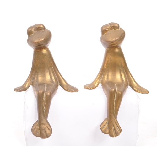 284 - A collection of vintage 20th century brass frogs and trinket box fly. Frog ornament crossed legged i... 