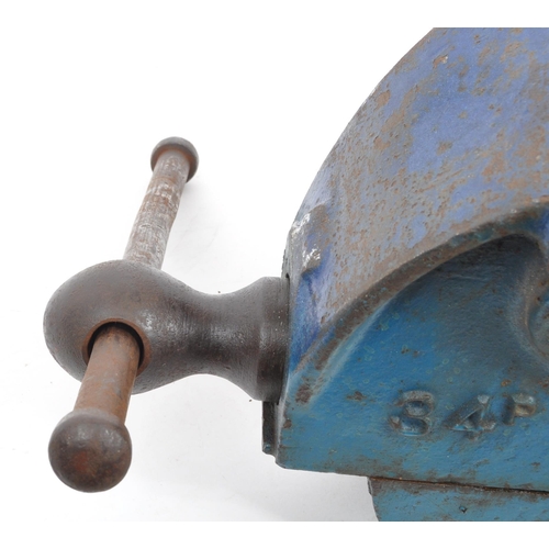 289 - Record - Two vintage 20th century engineer's workstation bench vice tool. Metal construction No 34, ... 