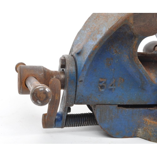 289 - Record - Two vintage 20th century engineer's workstation bench vice tool. Metal construction No 34, ... 