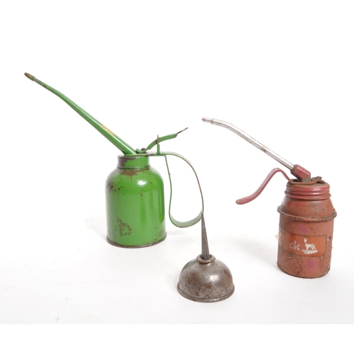 354 - A collection vintage 20th century oil cans. Metal construction bodies, in red and green grounds. (14... 