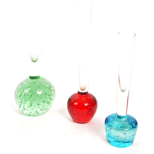 356 - A collection of assorted studio glass pieces to include bubble control bud vases, lilac bubble contr... 