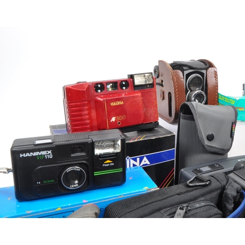 370 - A large collection of vintage cameras. The collection to include a Praktica Nova 35mm SLR camera, wi... 