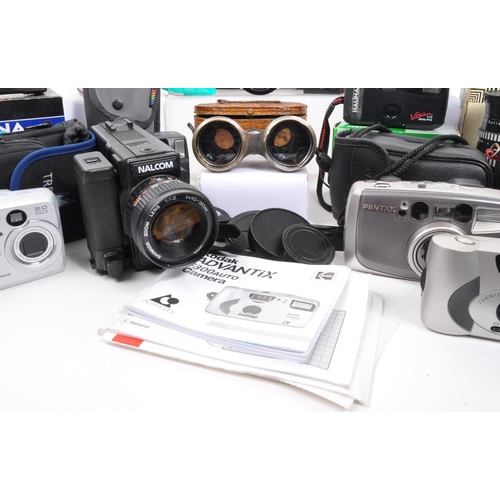 370 - A large collection of vintage cameras. The collection to include a Praktica Nova 35mm SLR camera, wi... 