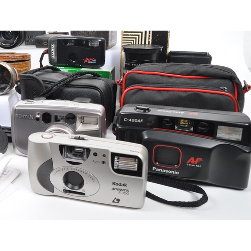 370 - A large collection of vintage cameras. The collection to include a Praktica Nova 35mm SLR camera, wi... 