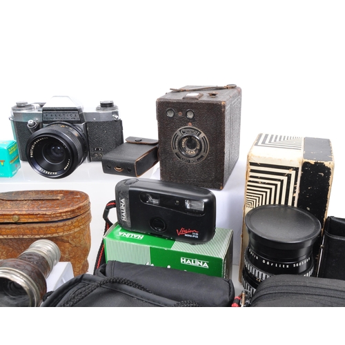 370 - A large collection of vintage cameras. The collection to include a Praktica Nova 35mm SLR camera, wi... 