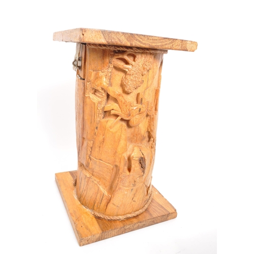 385 - A collection of African decorative wares. The collection to include carved sandalwood Mozambique fig... 