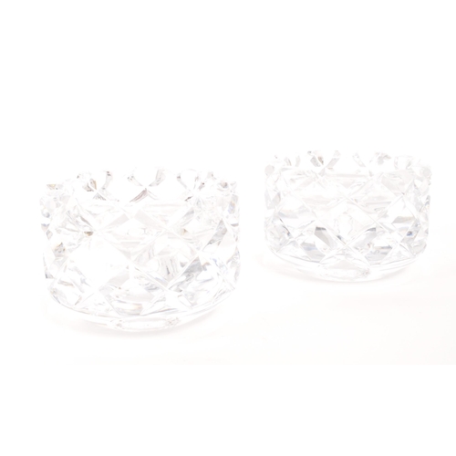 398 - Gunnar Cyrén (1931-2013) for Orrefors - A pair of Swedish heavy cut crystal glass Sofiero bowls. Wit... 