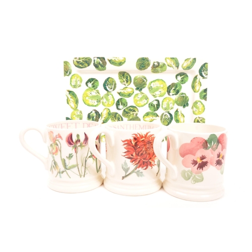 432 - Emma Bridgewater - a collection of original Emma Bridgewater pottery comprising x3 flower mugs and a... 