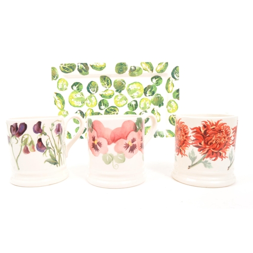 432 - Emma Bridgewater - a collection of original Emma Bridgewater pottery comprising x3 flower mugs and a... 