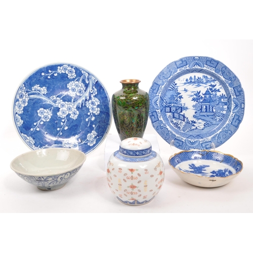 450 - A collection of 19th century and later Asian Chinese porcelain items. To include a prunus plate, gil... 