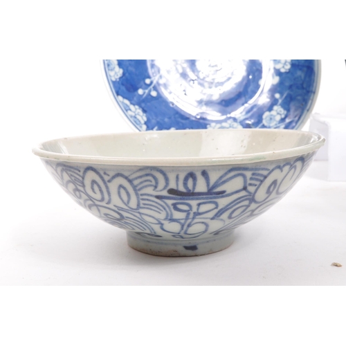 450 - A collection of 19th century and later Asian Chinese porcelain items. To include a prunus plate, gil... 