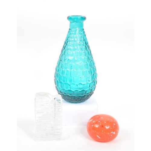 57 - A collection of mid 20th century glass decorative items. The collection to a Mdina style glass paper... 