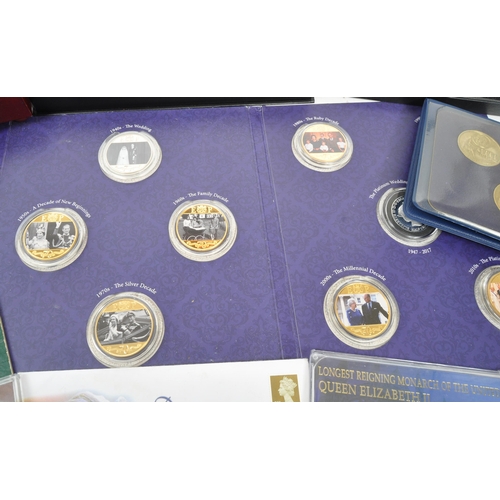 517 - A collection of 20th century British Commemorative and Uncirculated coin packs. The collection to in... 