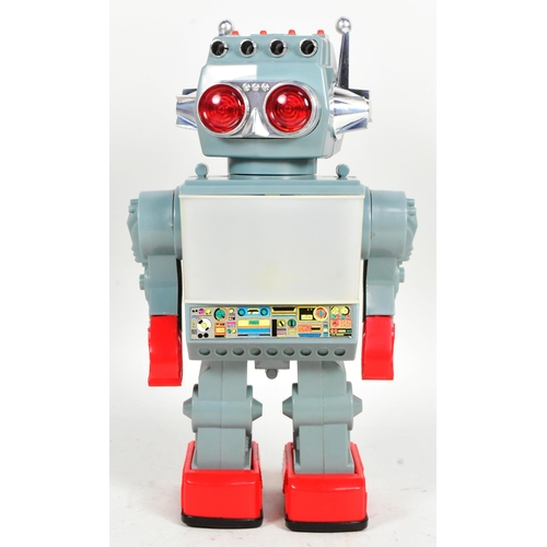 409 - Tinplate Toys - a vintage Japanese Masudaya Mechabot Screenman robot. Featuring flashing eyes, movin... 