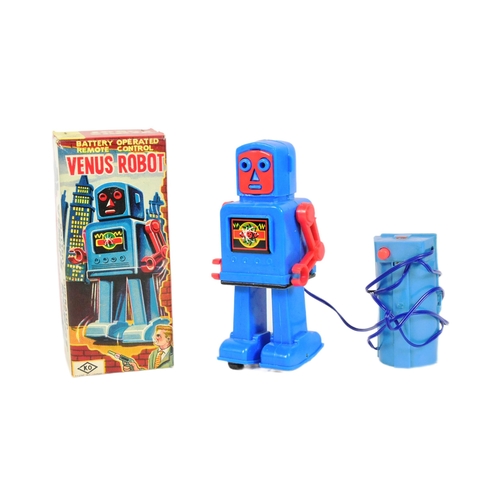 496 - Retro Toys - a vintage 1960s Japanese KO Venus Robot, featuring remote control with battery compartm... 