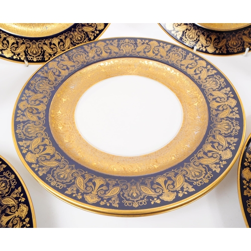 20 - Haviland Limoges - A set of eight 20th century Haviland Limoges porcelain gilt decorated plates. The... 