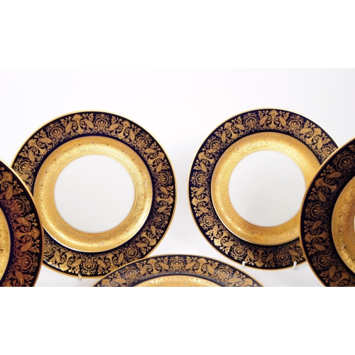 20 - Haviland Limoges - A set of eight 20th century Haviland Limoges porcelain gilt decorated plates. The... 