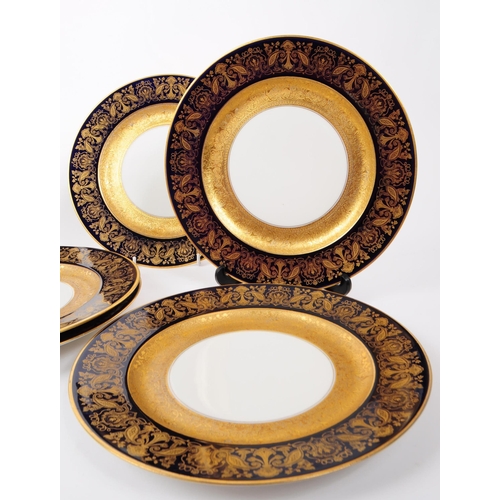 20 - Haviland Limoges - A set of eight 20th century Haviland Limoges porcelain gilt decorated plates. The... 