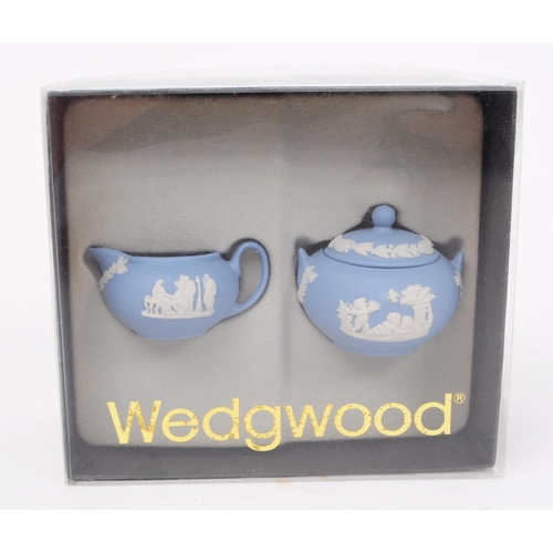 38 - Wedgwood - Jasperware - A vintage 20th century porcelain doll's tea service set. Including teapot, c... 