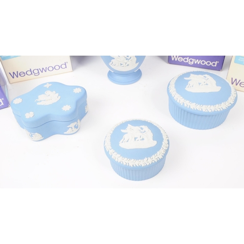 39 - Wedgwood - Jasperware - Large collection of porcelain / tableware pieces. To include light blue came... 